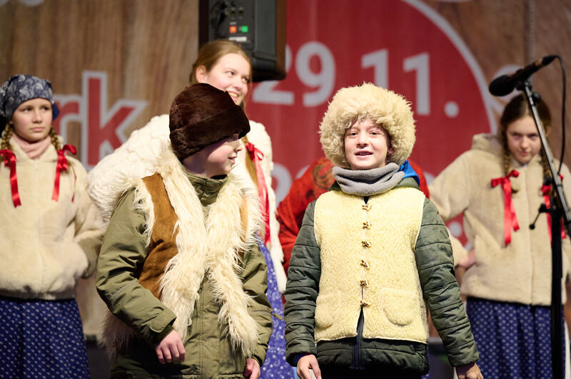 V letošním vánočním pásmu jsme se opět inspirovali lidovými přástkami. Pojďte nakouknout do světnice s přadlenkami i k hřejivému ohýnku našich pastýřů:-).